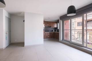 Op zoek naar een budgetvriendelijk investeringsappartement in het centrum van Maldegem? Dit is uw kans. Niet alleen is de aankoopprijs laag, ook betaalt u slechts 7% verkooprechten gezien het appartement verhuurd wordt aan Woonmee. Uw geniet ook gegarandeerd van de maandelijkse betaling van een verder indexeerbare huur tot in 2030.<br /><br />Alle faciliteiten als winkels, scholen, openbaar vervoer, ... zijn op wandelafstand bereikbaar.<br /><br />Het appartement is ingedeeld als volgt: woonkamer met zithoek en open keuken - aanpalend terras aan de voorzijde van het gebouw (latere namiddagzon) - 2 slaapkamers - badkamer (voorzien van ligbad met douche en lavabo) – berging.<br /><br />Buiten: er is ook een achterliggende private PARKEERPLAATS INBEGREPEN in de verkoopprijs.<br /><br />Voor meer info of voor het inplannen van een bezoek, aarzel niet om ons te contacteren via info@bonnevastgoed.be of via 050/73.73.73.