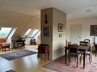 Ruim dakappartement met panoramisch zicht en zonnig terras op de volledige derde verdieping van een kleinschalig appartementsgebouw in het centrum van Tielt<br /><br />Indeling: <br />Hall, lichtrijke leefruimte met alle mogelijkheden voor het installeren van een zithoek, een eetplaats en burohoek en die uitgeeft op het ruime terras achteraan met open zicht. Er is een volledig ingerichte keuken (vaatwasser, oven, frigo, kookplaat, dubbele spoelbak...) met aansluitend een berging/wasplaats. De badkamer heeft een ligbad, toilet en een lavabomeubel. Verder beschikt het appartement over twee slaapkamers en een garage aan de achterkant van het gebouw.<br /><br />Het grote zuidgerichte terras is een absolute troef en vormt de ideale plek om te ontspannen en te genieten van de zon. <br /><br />Provisie gemeenschappelijke kosten 75€/maand<br /><br />Benieuwd? Contacteer ons voor een bezoek ter plaatse!