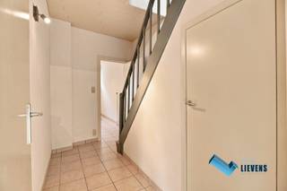 Deze instapklare rijwoning is gelegen in het centrum van Koekelare, op wandelafstand van de winkels, scholen, horeca, ...<br /><br />Woning is absoluut instapklaar. Centrale verwarming op aardgas aanwezig (recent werd nog een nieuwe ketel geplaatst).<br /><br />Ideale aankoop voor een jong gezin/alleenstaande of als opbrengsteigendom om te verhuren.