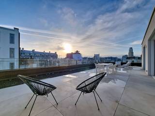 - Domiciliering is hier niet mogelijk. Overeenkomst onder handelshuur, minimum 3 jaar -<br /><br />Deze zonnige penthouse is een unieke kans voor wie op zoek is naar luxe en comfort. Gelegen in hartje Antwerpen, biedt dit penthouse een adembenemend uitzicht over de stad en beschikt over een royaal terras waar u in alle rust kunt genieten van de zon en het uitzicht.<br /><br />Met 3 ruime slaapkamers en 2 badkamers is dit appartement perfect voor een gezin of voor wie graag gasten ontvangt. De bewoonbare oppervlakte van maar liefst 300m² biedt voldoende ruimte. Daarnaast beschikt het penthouse over een berging en een garage met 3 parkeerplaatsen (1 met elektrische lader), zodat u zich nooit zorgen hoeft te maken over het vinden van een parkeerplek.<br /><br />De toegangscontrole zorgt voor optimale veiligheid en privacy, zodat u zich altijd veilig voelt in uw eigen huis. <br /><br />Indeling: Royale entreehal, open leefruimte met toegang tot het terras; woonkamer, gashaard, eetkamer en volledig ingerichte keuken met bijkeuken. Master suite met badkamer en dressing, twee slaapkamers met gedeelde badkamer, aparte wasplaats. Voorzien van airconditioning, vloerverwarming.<br /><br />Dit penthouse is een unieke kans om te genieten van luxe en comfort in het hart van Antwerpen. Met alle voorzieningen die u nodig heeft en een prachtig uitzicht, is dit de ideale plek om te wonen.