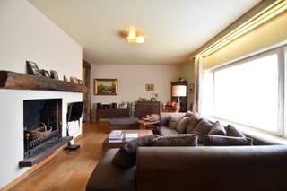 EPC-label D, geen renovatieverplichting!<br />Deze statige burgerwoning combineert karakter, ruimte en functionaliteit op een uitzonderlijke manier. Dankzij de aparte toegang leent het pand zich bovendien perfect voor een vrij beroep of praktijk aan huis.<br />Surplus top gelegen in een gegeerde woonwijk geniet deze eigendom van een uitstekende bereikbaarheid.<br /><br />De polyvalante ruimte (linkse gedeelte) beschikt over een eigen inkom, wachtzaal/bureau, praktijk met archiefgedeelte en een apart sanitair. Daardoor is er comfort voor zowel bewoners als cliënten gegarandeerd.<br /><br />Indeling woning:<br />Het woongedeelte verwelkomt u via een ruime inkomhal en straalt charme uit dankzij de hoge plafonds en authentieke elementen die doorheen de woning behouden bleven. De leefruimte biedt tal van indelingsmogelijkheden en geniet van veel natuurlijke lichtinval.<br />Verder beschikt de woning over een ruime keuken met gezellige ontbijthoek, aansluitend een berging en apart gastentoilet.<br /><br />Op de verdieping zorgt de royale overloop voor een aangenaam gevoel van ruimte. Hier bevinden zich maar liefst 6 volwaardige slaapkamers.<br />De badkamer is uitgerust met een ligbad en dubbel lavabomeubel. Daarnaast is er nog een aparte douchekamer en een afzonderlijk toilet aanwezig.<br /><br />De zolderverdieping biedt bijkomende stapel- en opbergmogelijkheden.<br /><br />Ook buiten heeft deze eigendom heel wat troeven te bieden.<br />De tuin met volwassen bomen vormt een groene oase van privacy. Het aangelegde terras nodigt uit om volop van het buitenleven te genieten.<br /><br />Vooraan beschikt de woning over een ruime oprit met plaats voor enkele wagens en een inpandige garage met rechtstreekse doorgang van de woning naar de tuin.<br />Rechts bevindt zich bovendien nog een extra oprit en praktische tuinberging of bijkomende garage.<br /><br />Kortom, een unieke eigendom boordevol mogelijkheden!<br /><br />Onze ref. DEV5163