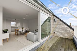 Dit nieuwbouwappartement in Residentie Noordpoort op wandelafstand (500m) van hartje Diksmuide bestaat uit een inkomhal met gastentoilet, een lichtrijke woonkamer met aansluitend een terras met zicht op de idyllische Handzamevaart, een luxueus ingerichte keuken en een nachthal die uitgeeft op 2 ruime slaapkamers en een prachtige badkamer (uitgerust met dubbel lavabomeubel en inloopdouche). Het appartement is volledig afgewerkt, inclusief schilderwerken, waardoor dit appartement meteen bewoonbaar of te verhuren is. <br /><br />Extra voordelen: <br />* 1 Jaar huurgarantie: Dankzij de huurgarantie geniet je onmiddellijk van een stabiel en gegarandeerd inkomen.