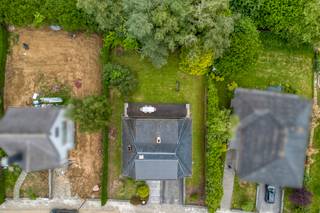 <p>Bent u op zoek naar de perfecte balans tussen rust van een groene omgeving en de bruisende nabijheid van de stad? Deze schitterende, vrijstaande villa biedt u exact dat. Gelegen in een rustige omgeving, maar toch op een boogscheut van de hoofdstad en vlakbij de belangrijke verbindingsweg Ninoofsesteenweg, geniet u hier van een uitzonderlijke en uiterst strategische toplocatie.</p>
<p>Met een indrukwekkende bewoonbare oppervlakte van maar liefst 260m² en een hoogwaardige totaalrenovatie (uitgevoerd tussen 2018 en 2020), staat deze woning garant voor luxueus en zorgeloos wooncomfort.</p>
<p>Wat deze villa werkelijk uniek maakt in de huidige vastgoedmarkt, is het uitstekende EPC-label C. Voor een vrijstaande woning van deze omvang is dit een absolute zeldzaamheid. Dankzij de doordachte renovatiewerken ligt het maandelijks energieverbruik uitzonderlijk laag. Dit biedt de toekomstige kopers niet alleen een aanzienlijke besparing, maar ook tal van financiële mogelijkheden en gemoedsrust voor de toekomst.</p>
<p>Het Gelijkvloers: Licht, Ruimte en Luxe, bij het betreden van de woning wordt u onmiddellijk verwelkomd in een prachtige en zeer ruime inkomhal. Deze hal vormt het centrale hart van de woning en biedt toegang tot een apart gastentoilet en een afzonderlijk bureau, wat deze woning perfect maakt voor wie regelmatig aan thuiswerk doet of een vrij beroep uitoefent.</p>
<p>De dubbele deuren leiden u naar de zonovergoten leefruimte, afgewerkt met een schitterende, warme parketvloer. Aansluitend vindt u de droom van elke hobbykok: een volledig uitgeruste keuken voorzien van exclusieve, hoogwaardige inbouwtoestellen en voldoende werkruimte.</p>
<p>De Eerste Verdieping: Via de indrukwekkende hal bereikt u de eerste verdieping. De nachthal geeft uit op drie bijzonder ruime slaapkamers met mooie oppervlaktes van respectievelijk 15m², 15m² en een master bedroom van maar liefst 24m². Verder bevindt zich op dit niveau een comfortabele en smaakvol ingerichte badkamer. Via een handig zolderluik in de nachthal heeft u tevens toegang tot de zolderruimte voor extra opslag.</p>
<p>Ondergronds: De Kers op de Taart, als absolute meerwaarde is deze woning volledig onderkelderd. Hier beschikt u over een enorme garage die moeiteloos plaats biedt aan meerdere wagens. Daarnaast is er een praktische, ruime wasplaats en extra kelderruimte, ideaal als voorraadkamer of stockage.</p>
<p>Deze villa combineert ruimte, luxe, een ongeziene energiezuinigheid en een toplocatie tot één perfect geheel. Een unieke buitenkans op de vastgoedmarkt in Dilbeek!</p>
<p>Ontdek deze prachtige thuis zelf en maak vandaag nog een afspraak met Nils (0497 248 251) voor een bezoek ter plaatse.<br /><br />Stedenbouwkundige inlichtingen in aanvraag.</p>