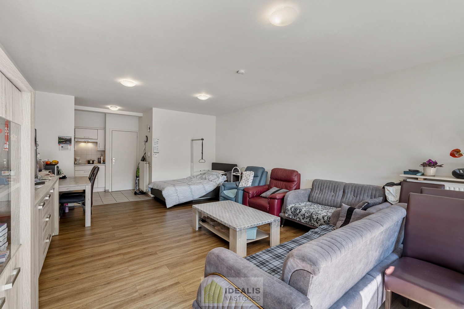 IDEALIS VASTGOED – GELIJKVLOERS APPARTEMENT MET LICHTRIJKE LEEFRUIMTE EN AANSLUITEND RUIME KEUKEN, BADKAMER, 2 SLAAPKAMERS EN GARAGEBOX OP EEN UITERST GUNSTIGE LOCATIE VLAK BIJ HET CENTRUM VAN PELT! - foto 5