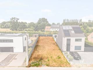 Bouwgrond van 465,00 m² (lot 5) aan de Neerstraat te Waasmunster, bestemd voor halfopen bebouwing binnen een vergunde verkaveling.<br /><br />Troeven<br />• 465,00 m² volgens opmeting door een landmeter-expert.<br />• Bestemd voor halfopen bebouwing, lot 5 van een vergunde verkaveling<br />• Geen bouwverplichting: je bouwt op jouw tempo, met jouw architect<br />• Infrastructuurwerken uitgevoerd, nutsleidingen liggen aan de straat<br />• Blanco bodemattest en blanco maatregelenregister<br />• Overstromingsgevoeligheid P-score A, niet in risicozone<br />• Geen voorkooprecht, geen erfgoedbescherming<br />• Gelegen in woongebied met landelijk karakter<br /><br />Ligging<br />Lokale erftoegangsweg met beperkt doorgaand verkeer. Vlotte verbinding met Waasmunster-centrum, scholen en handel; E17 op korte rijafstand.<br /><br />Verkavelingsvoorschriften en opmetingsplan op aanvraag. Contacteer Woonvast voor een plaatsbezoek: 03 232 31 40 – welkom@woonvast.be