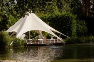 <p><span>Une occasion unique d'acquérir le domaine polyvalent Raesborre à Louvain-Heverlee, où vie, travail et rentabilité se rejoignent sur un terrain exceptionnellement privé d'environ 1,5 ha. Le domaine comprend une imposante maison de maître, une maison d'hôtes indépendante et un B&amp;B déjà opérationnel ainsi qu'une exploitation événementielle avec des permis valides. Aujourd'hui, la propriété génère un chiffre d'affaires annuel de plus de €100 000, avec la possibilité de l'optimiser ou de l'agrandir. Le magnifique parc avec étang, beaucoup de verdure et plusieurs terrasses crée un cadre exceptionnel pour vivre et travailler en toute intimité. La maison principale a été entièrement rénovée tout en conservant son caractère authentique et offre quatre chambres, trois salles de bains, un studio loft, plusieurs pièces multifonctionnelles, deux cuisines et de spacieuses terrasses donnant sur le jardin du parc. Le cottage séparé constitue une seconde unité de vie à part entière, adaptée aux invités, à la location ou à un usage professionnel. En outre, la propriété dispose de garages, de salles de stockage et d'un parking pour plus de 30 voitures. La situation est particulièrement favorable : proche de Louvain, de l'autoroute E40 et d'un accès facile à Bruxelles, elle offre en même temps une tranquillité et une intimité totales dans un cadre idyllique. La propriété n'est pas protégée, ce qui offre une flexibilité supplémentaire pour la rénovation ou l'expansion. Le Domaine de Raesborre combine le charme historique avec le confort moderne et est idéal comme lieu de vie exclusif, projet d'investissement ou une combinaison unique des deux.</span></p><p><span> </span></p>