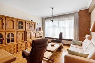 <p>Welkom in hartje Antwerpen! Dit appartement bevindt zich op een locatie die werkelijk alles te bieden heeft. Zo geniet je hier van een uitstekende verbinding, zowel binnen de stad als daarbuiten, dankzij de nabijheid van het Centraal station, tram en bus. Daarnaast kan je voor ontspanning gezellige adresjes, winkels en groene parken opzoeken, waaronder Park Spoor Noord.</p>
<p>Maar ook achter de voordeur schuilt er heel veel potentieel! Met een gunstig EPC-label B, een aangename lichtinval en authentieke charme beschikt dit appartement over alle basis ingrediënten om een gezellige thuis te creëren.</p>
<p>Je wordt verwelkomd in de inkomhal met een praktische vestiairekast en gastentoilet. De prachtige, authentieke blokparketvloer loopt naadloos door tot in de gezellige leefruimte die geniet van een overvloed aan daglicht, versterkt met een heerlijk ruimtelijk gevoel dankzij de riante raampartijen. De keuken werd functioneel ingericht met onder andere gasvuur, dubbele spoelbak, aansluitingen voor een wasmachine, … Daarnaast stap je vanuit deze ruimte zo het knus terrasje op, dé ideale plek voor een heerlijk kopje koffie in de buitenlucht. Verder beschik je hier over 2 ruime slaapkamers (15 m² & 9 m²) met ingemaakte kasten en uiteraard een badkamer. Deze werd ingericht met een comfortabel ligbad met douchekop en een lavabo.</p>
<p>Een sterke basis, karaktervolle details én een centrale ligging: geef jij dit appartement de persoonlijke touch die het verdient?</p>
<p><strong>Maandelijkse kosten:</strong> provisie van € 275,00 (inclusief verwarming, onderhoud en schoonmaak, lift, huisvuilverwerking, water en elektriciteit gemene delen, verzekeringen, syndicus, …). Men werkt met een kwartaalopvraging + een jaarlijkse afrekening.</p>
<p><strong>Technische gegevens: Kelderberging en fietsenstalling aanwezig, </strong>centrale verwarming op gas via een condenserende ketel (collectief), voornamelijk HR-beglazing in PVC, geïsoleerd dak. <strong>Alle ramen zijn voorzien van vliegenramen en rolhorren, Weber veiligheidsdeur. Rolluik aanwezig bij het terras. </strong></p>
<p><strong>Stedenbouwkundige inlichtingen en bodemattest aanwezig. Niet-asbestveilig. Bevindt zich niet in een risicozone voor overstromingen (P- en G-score B). Renovatieverplichting niet van toepassing.</strong></p>