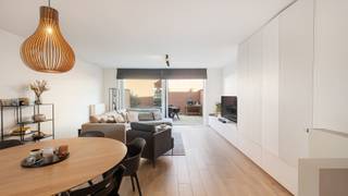 Deze recente en energiezuinige woning combineert hedendaags wooncomfort met een uitzonderlijke ligging aan de kust. Gelegen in een rustige straat, op amper 350 meter van het strand en vlak bij alle commerciële voorzieningen, biedt deze eigendom het beste van twee werelden: rust en privacy, vlak bij het bruisende leven van Knokke-Heist. De woning werd vier jaar geleden gebouwd met hoogwaardige, kwalitatieve materialen en onderscheidt zich door haar verrassend ruime indeling en aangename woonbeleving.<br />Dankzij de combinatie van een toplocatie, energiezuinigheid en hedendaags comfort is deze eigendom uitermate geschikt als vaste woonst, tweede verblijf of interessante investering aan zee.<br /><br />Indeling:<br /><br />Inkom met toilet, vestiaire en berging, ruime, lichtrijke leefruimte met toegang tot terras, volledig uitgeruste keuken.<br /><br />Eerste verdieping: nachthal met toilet, berging en wasplaats, drie slaapkamers met ingemaakte kasten, badkamer met inloopdouche.<br /><br />Tweede verdieping: nachthal, dubbele slaapkamer met aansluitende douchekamer.<br /><br />Derde verdieping: zolder toegankelijk via uitschuifbare trap. <br /><br />Praktische fietsenstalling. Mogelijkheid tot aankoop van een goed toegankelijke, zeer ruime garagebox (6m x 3,57m) met directe toegang naar de woning.<br /><br />Bezoeken? Graag na afspraak met Avantimmo op het nummer 050 62 50 55