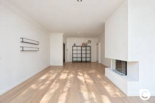 <p><span>Gerenoveerd lichtrijk 2-slaapkamerappartement (107 m²) met terrassen op de Fruithoflaan!</span></p><p><span>Bent u op zoek naar een instapklaar, modern en comfortabel appartement op een absolute toplocatie? Dit prachtig gerenoveerde appartement (2020) van ca. 107 m² (cfr. EPC) bevindt zich op de eerste verdieping van een verzorgd gebouw met lift op de populaire Fruithoflaan te Berchem. Met een gunstig EPC B-label (178 kWh), een stijlvolle afwerking en terrassen aan zowel de voor- als achterzijde geniet u hier van een heerlijk wooncomfort in het groen! De Fruithoflaan staat bekend om haar uitstekende levenskwaliteit. Winkels, supermarkten, parken, openbaar vervoer (tram en bus) en gezellige horeca bevinden zich letterlijk op wandelafstand. Bovendien geniet u van een vlotte verbinding naar het stadscentrum en de belangrijkste invalswegen.</span></p><p><span> </span></p><p><span>Inkom, woonruimte & keuken</span></p><p><span>U komt het appartement binnen via een ruime inkomhal die is uitgerust met een veiligheidsdeur, een royale ingemaakte vestiairekast, een handige berghoek én een apart toilet. Vanuit de hal stapt u de royale woonruimte van ca. 37 m² binnen. Dankzij de grote raampartijen geniet u hier van een overvloed aan natuurlijk licht en een rustgevend zicht op het groen. De woonruimte is ook voorzien van een ingebouwde designhaard. Aansluitend bevindt zich de praktische, ingerichte keuken die directe toegang biedt tot het terras aan de voorzijde.</span></p><p><span> </span></p><p><span>Slaapkamer, badkamer & wasberging</span></p><p><span>Aan de rustige achterzijde van het appartement bevindt zich de nachthal die toegang biedt tot twee volwaardige slaapkamers van ca. 14 m² en 15 m² groot. Beide slaapkamers zijn voorzien van een prachtige parketvloer en geven uit op het achterliggende terras. De moderne badkamer is uitgerust met een comfortabele inloopdouche en een dubbele wastafel in meubel. Daarnaast beschikt het appartement over een aparte, grote ruimte met de nodige aansluitingen voor uw wasmachine en droogkast.</span></p><p><span> </span></p><p><span>Buitenruimte & Extra's</span></p><p><span>Het appartement beschikt over terrassen aan zowel de voor- als achterzijde, zodat u op elk moment van de dag van het buitenleven kunt genieten. Op het gelijkvloers vindt u bovendien een kleine, handige berging die zorgt voor een directe toegang tot de straat. Daarnaast is er een garagebox beschikbaar voor aankoop aan 19.500 euro, een absolute luxe op deze gegeerde locatie!</span></p><p><span> </span></p><p><span>De highlights op een rij:</span></p><p><span>- Gegeerde toplocatie: Wonen op de geliefde Fruithoflaan te Berchem nabij alle faciliteiten en groen.</span></p><p><span>- Instapklaar & Gerenoveerd (2020): Duurzaam wonen met een gunstig EPC B-label (178 kWh).</span></p><p><span>- Ruim & Lichtrijk: Ca. 107 m² bewoonbare oppervlakte met een woonruimte van ca. 37 m² en groenzicht.</span></p><p><span>- Inkomhal met extra's: Veiligheidsdeur, ingemaakte vestiairekast, berghoek en apart toilet.</span></p><p><span>- Slaapkamers & Badkamer: Twee grote slaapkamers (ca. 14 m² en 15 m²) op parket met terrasstoegang, badkamer met dubbele wastafel en inloopdouche + aparte wasberging.</span></p><p><span>- Extras: Inclusief private kelderberging, handige gelijkvloerse berging met straattoegang én optionele garagebox ( 19.500).</span></p><p><span> </span></p><p><span>Kortom: een schitterend, volledig vernieuwd appartement op een toplocatie. Plan snel uw bezoek!</span></p>