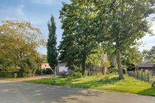 Villa met grote tuin en extra garage/berging. EPC-B<br />Gelijkvloers<br /> •inkomhal met trap en gastentoilet<br /> •lichtrijke leefruimte met gezellige houtkachel<br /> •ingerichte keuken<br /> •slaapkamer/ bureau<br /> •badkamer met dubbele lavabo, bad/douche<br /> •inpandige garage met extra toilet<br /><br />Boven<br /> •nachthal<br /> •5 kamers flexibel in te richten (slaapkamer/ extra badkamer/ dressing/ hobbykamer…)<br /> •toilet<br /><br /> Grote, droge kelder<br /><br />Bijzonderheden <br /> •grote zuid gerichte tuin<br /> •ruim overdekt terras<br /> •tweede vrijstaande garage met oprit<br /> •regenwaterput (20 000 L)<br /> •Ideaal gelegen in een rustige straat, vlotte bereikbaarheid van lokale winkels en scholen, in een mum van tijd op E34<br /> •veel potentieel<br /><br />De algemene voorwaarden van Dewaele DIY kunt u steeds raadplegen via dewaele.com.<br /><br />Bestuursmaatregelen in het maatregelenregister: nee
