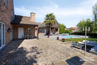 <strong>Droomt u van de ideale combinatie tussen landelijke rust en een vlotte bereikbaarheid? Immo Van Middelem stelt u graag deze lichtrijke villa (1995) voor, gelegen in een bijzonder rustige en groene omgeving in Schepdaal.</strong><br />Deze woning is perfect voor gezinnen die op zoek zijn naar ruimte, comfort en een vleugje vakantiegevoel, terwijl scholen, winkels en openbaar vervoer zich op wandelafstand bevinden.<br /><br />De indeling van de woning (+/- 200 m²) is als volgt:<br />- GELIJKVLOERS: inkomhal met apart toilet en bureauruimte, lichtrijke leefruimte met grote raampartijen en directe toegang tot de tuin, volledig ingerichte keuken met kookeiland en aansluitende wasplaats/berging, evenals een dubbele inpandige garage.<br />- 1ste VERDIEPING: 4 ruime slaapkamers, waarvan één momenteel ingericht is als dressing en een badkamer uitgerust met een inloopdouche, een aparte standaard douche en dubbele lavabo. <br />- ZOLDER: ruime zolder die extra bergruimte biedt.<br /><br />EXTRA TROEF: ruim bijgebouw (52 m²), voorzien van airco (verwarmen/koelen), momenteel ingericht met leefruimte, slaapkamer en badkamer, ideaal voor hobby, praktijkruimte of thuiskantoor.<br /><br />BUITENRUIMTE: de volledig omheinde, zuidwestgerichte tuin beschikt over een ruim terras, een recent aangelegd zwembad (2022) en een jacuzzi.<br /><br />25 zonnepanelen (piekvermogen 8250 kWp).<br />EPC: 260 kwh/(m²jaar) (U:2201495)- Label C.<br />Elektriciteit CONFORM tot 30/08/2044.<br />Uitgerust met een alarmsysteem.<br />Vrij bij akte.
