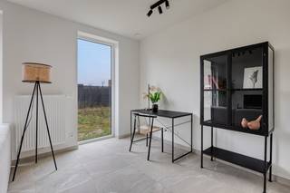 <p>Deze halfopen woning met twee volwaardige verdiepingen en een hellend dak combineert tijdloze architectuur met hedendaags wooncomfort.<br />Op het gelijkvloers vind je een open en lichtrijke leefruimte met een gezellige hoek die perfect ingericht kan worden als thuiskantoor of werkplek, ideaal om verbonden te blijven met het gezin terwijl je toch rustig kan werken.<br /><br />Op de verdieping bevinden zich:<br />✔ Drie ruime slaapkamers<br />✔ Een badkamer (indeling volgens plan)<br />✔ Een grote zolder als extra opslagruimte<br />✔ Geschilderd én instapklaar!<br /><br />Je woont hier duurzaam, in een groene omgeving én op een vlot bereikbare locatie.<br /><br /><strong>Modelwoning</strong><br />Deze woning is onze ingerichte modelwoning en kan vrijblijvend bezocht worden.  <br />Contacteer onze bouwadviseur steven@lapeirre.be of 0472/053032.<br /><br /><span>Prijs = incl. aansluitingskosten, infrastructuur, grond, constructie, architect, EPB-verslaggeving, veiligheidscoördinatie. <br />All-in prijs: 430.604 euro (incl. bovenstaande kosten + BTW en registratie)</span></p>