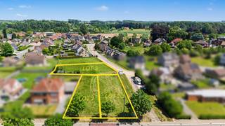 In de geliefde Liezebeekwijk bieden wij u dit prachtig perceel bouwgrond aan voor een open bebouwing met een landelijk karakter. Het perceel geniet ideale ligging nabij het centrum gecombineerd met een vlotte bereikbaarheid naar omliggende voorzieningen en verbindingswegen.
Deze bouwgrond vormt de ideale locatie om uw droomwoning volledig naar eigen wens te realiseren.
Heeft u plannen om te bouwen? Neem gerust contact met ons op om uw bouwproject te bespreken. Wij begeleiden u graag bij de mogelijkheden van het perceel en kunnen bovendien een vrijblijvende prijsraming laten opmaken voor uw toekomstige woning. Zo krijgt u meteen een duidelijk beeld van de haalbaarheid en het budget van uw project.
Beide percelen bieden veel mogelijkheden en architecturale vrijheid:
✔ Open bebouwing
✔ Mogelijkheid tot samenvoegen van beide loten
✔ Bouwoppervlakte woning lot 1: 120 m² / lot 2: 121 m²
✔ Platte of hellende daken toegelaten
✔ Ondergrondse garage of kelder mogelijk
✔ Bijgebouw/carport/veranda mogelijk tot 40 m²
✔ Vrije materiaalkeuze
✔ Zorgwoning of beperkte zelfstandige activiteit mogelijk
Voor meer info of bezoek contacteer Sophie 0496/71.50.59