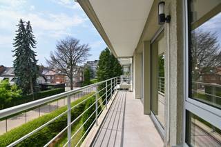 Dit knappe, alsook ruime appartement mét terras van 13m² is rustig gelegen in Residentie Ruysdael, in een autoluwe straat (doodlopend)...