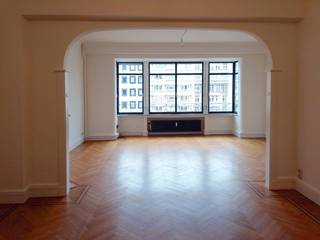 Ruim en karaktervol Art Deco-appartement van 130 m² aan de Frankrijklei.
Instapklaar, onbemeubeld en stijlvol gerenoveerd appartement op de 4de verdieping, midden in de gegeerde theaterbuurt.
Dit prachtige appartement combineert authentieke Art Deco-elementen met hedendaags comfort. De royale leefruimtes, hoge lichtinval en kwalitatieve afwerking maken dit een bijzonder aangenaam stadsappartement.
Troeven:
• ca. 130 m² woonoppervlakte
• Ruime, lichte living van 42 m² met stalen raam en open zicht op de Frankrijklei
• Authentiek visgraatparket en nieuwe ‘Winckelmans’ dambord-vloeren
• 2 slaapkamers, waaronder een zeer ruime hoofdslaapkamer van ca. 25 m²
• Gerenoveerde keuken, inclusief vaatwasser, oven, koelkast, diepvriezer en kookvuur. Met aansluitend praktische berging met aansluiting voor wasmachine en droogkast
• Nieuwe badkamer met inloopdouche, toilet en lavabo-meubel
• Ruime inkomhal met videofoon, vestiairekast en gastentoilet
• Gekeurde elektriciteit en hoogrendementsglas
• Rolluiken aan de voorzijde
• Privékelder en gemeenschappelijke fietsenstalling
• Authentieke gemeenschappelijke inkomhal en charmante ‘Parijse’ lift
Beschikbaar vanaf 1 oktober 2026
GEEN IMMO