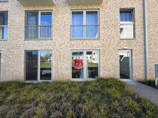 Ligging:<br />Er is een vlotte verbinding naar de omliggende gemeentes, alle nodige faciliteiten (openbaar vervoer, winkels, scholen...) zijn goed bereikbaar.<br /><br />Beschrijving van dit gelijkvloersappartement (met lift) is als volgt:<br />- Inkom<br />- Woonkamer <br />- Open keuken is prachtig ingericht met alle nodige toestellen (spoelbak, inductie kookplaat, dampkap, combi-oven, koelkast (met vriesvak) en vaatwasser<br />- Badkamer met een badkamermeubel en lavabo, douche<br />- 1 slaapkamer met een prachtig uitzicht op het midden plein<br />- Apart toilet met handenwasser<br />- Berging met aansluiting voor een wasmachine<br />- Mooie tuin<br />- Persoonlijke fietsenstalling, buitenberging<br />- Ondergrondse autostaanplaats<br /><br />Extra:<br />- Huurprijs 800 euro/maand + 50 euro/maand gemeenschappelijke kosten.<br />- Provisie verwarming 60 euro/maand (verwarming via warmtenet)<br />- Beschikbaar vanaf 15/07/2026!<br />- Energiezuinig appartement!<br /><br />Uitsluitend via onze website www.vastengoed.be kan u een bezichtiging inplannen op de vooropgestelde bezoekmomenten. Voor andere vragen kan u het kantoor bereiken op het nummer 014/72.73.74.