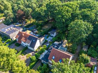 <br />
<p>Deze in het groen gelegen laagbouw met zuidwest tuin omvat volgende indeling;</p>
<p>Een leefgedeelte van 40m² met een open keuken uitgerust met koelkast, koken op gas, spoelbak en vaatwasmachine.</p>
<p>Verder nog twee ruime doorlopende slaapkamers.</p>
<p>De badkamer is nog te installeren alsook een kleine, te renoveren veranda.</p>
<p>Achteraan op het terrein een bijkomend gebouw van 30m², voorzien van verwarming, elektriciteit en alarm.</p>
<p>Als bouwgrond geschikt voor een halfopen bebouwing met verdieping en zadeldak.</p>
<p>In de directe omgeving van winkels, scholen, openbaar vervoer en invalswegen.</p>
