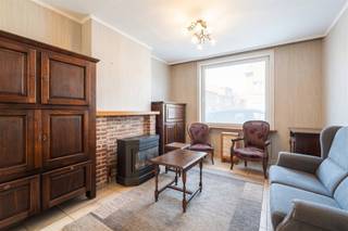 <p><span>Rustig wonen in het centrum van Zwijndrecht? Dat kan. Deze charmante ruime en aangename woning met mooie tuin en garage (20m², met extra opbergzolder én met private inrit achteraan) wacht op jou.</span></p><p><span> </span></p><p><span>In een van de meest gewilde straten van Zwijndrecht staat een top huis met veel mogelijkheden en bovendien onmiddellijk beschikbaar/bewoonbaar. Dichtbij belangrijke invalswegen, openbaar vervoer, winkels, scholen en sport-accommodaties.Deze woning met EPC D heeft veel te bieden, alles kan maar niets moet, er is GEEN renovatieverplichting. </span></p><p><span> </span></p><p><span>Via een ruime inkomhal kom je in de living met mooie lichtinval en annex keuken en eetkamer, 50m² woonplezier die uitgeeft op een aangename Zuid-gerichte tuin (72m²). Het gelijkvloers heeft ook een bureel, badkamer met bad/douche-combinatie en er is een bruikbare kelder. Op de eerste verdieping twee mooie slaapkamers (12 en 14m²) en een vaste trap naar de zolderverdieping met een derde sfeervolle slaapkamer (16m²). De eerste bezoekers zullen het huis nog deels ingericht zien maar eind september is het helemaal leeg en snel beschikbaar.</span></p><p><span> </span></p><p><span>Huislijkheid troef. Aarzel niet als je kans wil maken om deze woning te kopen.</span></p>