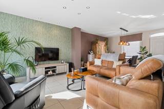 +++ Molenstraat 235, Liedekerke +++<br />
<p><span>Ontdek deze </span><strong><span>zeer mooi gerenoveerde gezinswoning</span></strong><span>, ideaal gelegen vlak bij scholen, winkels en openbaar vervoer. Ook het station bevindt zich op wandelafstand, wat deze woning bijzonder interessant maakt voor wie comfortabel en centraal wil wonen. </span><span>Op het </span><strong><span>gelijkvloers</span></strong><span> bevindt zich een aangename en lichtrijke leefruimte met gezellige zithoek en eetkamer, aansluitend op de </span><strong><span>open keuken</span></strong><span>. Verder beschikt de woning over een </span><strong><span>zeer ruime en praktische berging</span></strong><span>. </span><span>Op de </span><strong><span>eerste verdieping</span></strong><span> bevinden zich </span><strong><span>2 slaapkamers</span></strong><span> en een verzorgde badkamer, uitgerust met een moderne </span><strong><span>inloopdouche</span></strong><span>. </span><span>Het </span><strong><span>zoldergedeelte</span></strong><span> biedt bovendien de mogelijkheid om een </span><strong><span>derde slaapkamer</span></strong><span> in te richten, ideaal als extra slaapkamer, bureau of hobbyruimte. </span><span>Buiten geniet u van een </span><strong><span>gezellig overdekt terras</span></strong><span> en een aangename </span><strong><span>tuin</span></strong><span>. Een bijkomende troef zijn de maar liefst </span><strong><span>4 buiten parkeerplaatsen </span></strong>naast <span>de woning. De woning heeft momenteel <strong>EPC-label E</strong>. Een mooie opportuniteit ligt nog in het isoleren van het dak. Deze ingreep kan een belangrijke positieve impact hebben op de energieprestatie van de woning en biedt dus nog heel wat potentieel naar de toekomst toe. Kortom, een <strong>instapklare en mooi gerenoveerde woning</strong> met verrassend veel ruimte, een fijne buitenomgeving en een bijzonder praktische ligging. Interesse? Plan uw bezoek en n</span><span>eem contact op via </span><strong><span>0478/05 90 69</span></strong><span> of </span><strong><span>info@immoteam.be</span></strong><span>.</span></p>