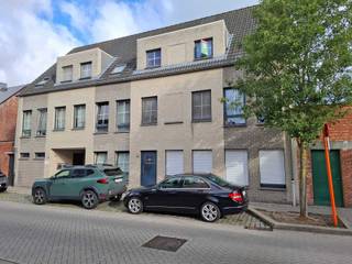 Gezellig appartement in Turnhout-centrum bestaande uit: leefruimte met ingemaakte kasten, ingerichte open keuken, badkamer met wastafel, toilet en douche, 1 slaapkamer met ingemaakte kasten en terras.<br /><br />Centrale verwarming op aardgas.<br /><br />Gelegen op wandelafstand van alle faciliteiten en vlotte verbinding met de Turnhoutse Ringweg.<br /><br />Ideale starterswoonst of investeringseigendom!<br /><br />Stedenbouwkundige info in aanvraag!<br /><br />Contacteer ons kantoor voor meer info via 0471/605.314 of mail info@immo-b.be!