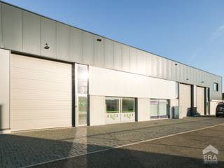 Gunstig gelegen bedrijfshal met een oppervlakte van 216m² met een <br />aparte kantoorruimte, inbouwkasten en toilet. <br /><br />Heikesveld heeft een strategische ligging ten opzichte van de centra van Pelt en omliggende gemeentes. <br /><br /><u><strong>Enkele troeven:</strong></u>
<ul><li>Goede verbinding met Pelt en omliggende gemeentes</li><li>Ideaal voor opslag</li><li>Aparte kantoor-/ontvangstruimte</li><li>2 parkeerplaatsen voor het pand</li></ul>
Voor meer informatie over het pand en welke bestemming er aan het pand gegeven mag worden, kan u contact opnemen met ons kantoor.