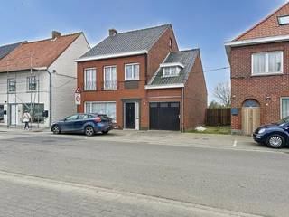Op te frissen alleenstaande woning op 541 m², bestaande uit een inkomhal, ruime en lichtrijke leefruimte, keuken, ruime garage, veranda en een...