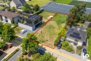 Mooi lot bouwgrond voor een open woning met grote tuin en achteraan uitzicht op velden met een oppervlakte van 875m² en een perceelbreedte van 17,5m op een residentiele ligging nabij het centrum van Lochristi. Er geldt GEEN bouwverplichting!<br />Het gaat hier over Lot 2 in de verkaveling.<br />Voor meer informatie en bouwvoorschriften : info@loimmo.be
