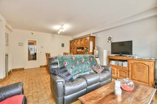 In het hart van Blankenberge, op amper enkele stappen van het station en het gezellige winkelcentrum, bevindt zich dit appartement met twee slaapkamers en een bewoonbare oppervlakte van 81 m². De residentie werd gebouwd in 1981, voorzien van een lift, en biedt een goede energiezuinigheid (EPC-label C).<br /><br />Het appartement verwelkomt u met een inkomhal die toegang geeft naar de ruime leefruimte met grote raampartijen en een keuken voorzien van toestellen. Verder is er een badkamer met ligbad voorzien, een apart toilet en twee ruime slaapkamers. De tweede slaapkamer geeft ook toegang tot het terras aan de achterzijde. <br /><br />Dankzij de centrale ligging is dit appartement geschikt als vaste woonst, vakantiewoning aan zee of waardevaste investering. Het appartement is momenteel verhuurd voor vaste bewoning. <br /><br />Interesse in een bezoek ter plaatse? Aarzel niet en contacteer ons vandaag nog voor een afspraak op het nummer 059/250 590.<br /><br />De vermelde prijs is een richtprijs; elk bod, hoger of lager, wordt voorgelegd aan de eigenaar die zich het recht voorbehoudt om dit te aanvaarden of te weigeren.<br /><br />Neem voorsprong met een vrijblijvende en gratis schatting van uw eigendom via:<br />http://www.residentievastgoed.be/gratisonlineschatten