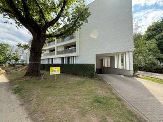Net binnen de ring van Geel bevindt zich dit prachtige appartement met twee slaapkamers en een uitzonderlijk ruim terras.Via de inkomhal betreden we...