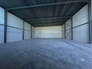 Ben je op zoek naar een strategisch gelegen, moderne ruimte voor opslag, distributie of productie? Deze hoogwaardige KMO-unit van 410 m² bevindt zich in de dynamische voorhaven van Oostende en biedt een uitzonderlijke bereikbaarheid voor jouw onderneming.**<br /><br />Zowel de haven zelf als de omliggende industriezones van Zandvoorde zijn vlot bereikbaar. Bovendien bevindt de oprit naar de snelweg A10 zich op minder dan 5 minuten rijden, wat zorgt voor een perfecte verbinding met het binnenland.<br /><br />Een totale bruikbare oppervlakte van 410 m² met een indrukwekkende vrije hoogte van 7,3 meter. De lichtstraten in de polycarbonaatwand zorgen voor een aangename hoeveelheid natuurlijk lichtinval.<br /><br />Uitgerust met een grote automatische sectionaalpoort (4 m breed x 4,40 m hoog) voor vlot laden en lossen, en voorzien van een aparte, representatieve toegangsdeur met glaspartij.<br /><br />De loods beschikt over een duurzame, stevige en onderhoudsvriendelijke polybetonvloer en is volledig geïsoleerd.<br />Inclusief 3 gereserveerde parkeerplaatsen direct voor de deur.<br /><br />*Beschikbaarheid: Direct beschikbaar voor gebruik.<br />*Huurprijs: 1.750 **ALL-IN PRIJS**<br />*Nutsvoorzieningen: Individuele tellers voor water en elektriciteit (3-fasen aanwezig).<br />*Huurwaarborg: Standaard waarborg van 3 maanden huur.<br /><br /><br />Interesse of snel een bezoek inplannen?<br />Laat deze opportuniteit niet schieten en neem vandaag nog contact met ons op voor meer informatie of een vrijblijvende rondleiding!