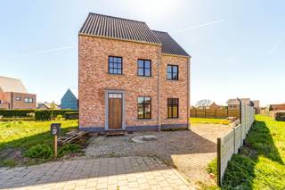 <p><strong>Gelijkvloers</strong><br />Via de inkomhal betreed je de woning met toegang tot een apart gastentoilet en een praktische berging. De ruime leefruimte vormt het hart van de woning en geniet van veel lichtinval. Aansluitend bevindt zich de keuken, die voldoende ruimte biedt voor een eetplaats en vlot aansluit op de leefruimte. De indeling zorgt voor een aangenaam en open gevoel, ideaal voor het dagelijkse gezinsleven.</p><p><strong>Verdiep 1</strong><br />Op de eerste verdieping bevinden zich twee ruime slaapkamers en een grote badkamer met alle comfort. Daarnaast is er nog een apart toilet aanwezig. De nachthal is ruim en zorgt voor een vlotte verbinding tussen alle ruimtes.</p><p><strong>Verdiep 2</strong><br />De tweede verdieping bestaat uit een zeer ruime zolderkamer die perfect kan dienen als extra slaapkamer, hobbyruimte of bureau. Deze verdieping biedt tal van mogelijkheden afhankelijk van de noden van de toekomstige eigenaar.</p><p><strong>Kenmerken</strong><br />✅ Drie slaapkamers (incl. zolderkamer)<br />✅ Ruime en lichtrijke leefruimte<br />✅ Grote badkamer + extra toilet<br />✅ Multifunctionele zolderruimte<br />✅ Praktische berging op het gelijkvloers</p><p><strong>Conclusie</strong><br />Deze woning in Herentals biedt veel ruimte en flexibiliteit, ideaal voor gezinnen die op zoek zijn naar een comfortabele woning met uitbreidingsmogelijkheden.</p>