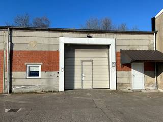 Deze veelzijdige opslag- of werkruimte van 833 m² is opgedeeld in twee grote, aaneensluitende ruimtes en beschikt over een sectionale poort,...