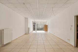 <p>Opslag? Productie? Verkoop? én wonen tegelijk?<br />Hier kan het werkelijk allemaal!<br /><br />In het commerciële centrum van Torhout bieden we dit instapklaar multifunctioneel pand aan.<br />Het pand bestaat uit:<br />- Winkelruimte/burelen (+- 70 m2)<br />- Garage/magazijn/productieruimte (259 m2)<br />- Ruim appartement met 2 slaapkamers (+- 137 m2) met riant terras (50 m2)<br />Het appartement kan nog uitgebreid worden met de zolderruimte van maar liefst 70 m2.<br />Daarnaast is het appartement te bereiken met zowel trap als lift!<br /><br />De prijs betreft een richtprijs. Elk bod boven of onder deze prijs wordt voorgelegd aan de eigenaar die er al dan niet kan op ingaan.<br /><br /><br />Bezoek dit pand om de eindeloze mogelijkheden te ontdekken!<br />Contacteer Nicola via 0479/43 30 86</p>