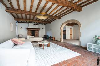 Historisch dubbel pand met uniek karakter <br /><br />Officieel te koop vanaf 1 Juli 2026 <br /><br />Op een van de meest sfeervolle en historische locaties van Antwerpen, in het hart van de oude stad nabij de Hoogstraat en Vlasmarkt, bevindt zich dit prachtige dubbel pand. Een zeldzame opportuniteit: een dubbele handelswoning met rijke geschiedenis, authentieke details en uitstekend verhuurpotentieel.<br />Dit iconische pand, bekend als "De Rode Koning" en "De Witte Koning", dateert uit de late 16e eeuw. De kelder gaat mogelijk terug tot de 12e-13e eeuw (Romaanse periode, restanten van een voormalig klooster). Tijdens de grondige restauratie werden de authentieke trapgevels, bakstenen met speklagen en prachtige gevels in ere hersteld. Het resultaat is een monumentaal geheel met veel cachet dat vandaag nog steeds bewondering oogst bij passanten.<br /><br />Indeling &amp; troeven<br /><br />Totale oppervlakte: ca. 365 m²<br />Grote historische kelder met originele waterput (zeer zeldzaam in Antwerpen!), tongewelven en bijzondere zuilen — ideaal voor een gezellige wijnkelder, privé-club, receptieruimte of verhuur als unieke eventlocatie.<br />Ruime, uitgeruste keuken met eetkamer en een grote leefruimte.<br />Op de eerste verdieping: 2 terrassen.<br />Op de tweede verdieping: 3 slaapkamers en 1 badkamer.<br />De bovenste verdieping moet nog afgewerkt worden — ideaal om naar eigen smaak in te richten (extra slaapkamers, loft, kantoor…).<br /><br />Dubbele handelswoning: perfect voor de combinatie van wonen + werken of volledige verhuur.<br />EPC C — energiezuinig voor een pand van deze leeftijd.<br />Elektriciteit volledig conform.<br />Momenteel is de helft van de commerciële plint verhuurd aan een stabiele huurder voor € 1.350 per maand. Dit zorgt voor een directe en interessante rendementsopbrengst, terwijl u de andere helft zelf kunt bewonen of verder ontwikkelen.<br /><br />Locatie &amp; potentieel<br />De Vlasmarkt is een bruisende, centrale locatie met een authentiek Antwerps karakter: nabij winkels, horeca, cultuur en openbaar vervoer. <br /><br />Dit is geen doorsneepand, maar een stukje levende geschiedenis met ziel, waar eeuwenoude architectuur samensmelt met modern comfort.<br />Benieuwd naar dit unieke dubbel pand? Neem contact op voor een bezichtiging en laat u verrassen door de sfeer en de vele mogelijkheden.