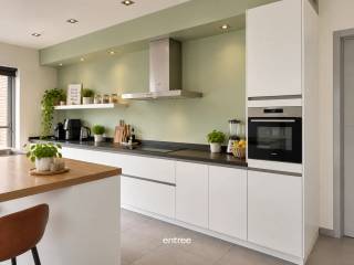Cette maison entretenue et prête à emménager, située dans un quartier résidentiel calme et agréable avec beaucoup de verdure aux alentours à Gaverse, fait partie d'un quartier résidentiel à Belzele.<br /><br />La maison dispose d'un séjour spacieux et lumineux avec une cuisine ouverte entièrement équipée, 3 chambres, une salle de bain avec baignoire, douche et WC, ainsi qu'un garage intégré avec porte électrique et un WC pour invités.<br /><br />À l'extérieur, vous profiterez d'un grand jardin facile d'entretien avec terrasse, cabanon de jardin et un coin lounge couvert convivial.<br /><br />Une maison familiale confortable dans un emplacement paisible, offrant une belle combinaison d’espace, de verdure et une accessibilité aisée.<br /><br />Chauffage au gaz naturel. EPC B. Économe en énergie. Disponible à partir du 01/12/2026.<br /><br />Pour plus d’informations : LS@entree.be ou 0468/20.30.59. Visite le mercredi 16/09 sur inscription.