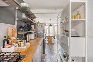 <p>Te koop: gesloten gezinswoning in de Nokerstraat, gelegen in het hart van Mechelen.</p>

<p> </p>

<p>Deze woning uit 1991 combineert een gunstig EPC-label B met een praktische achteringang en een centrale ligging in het bruisende stadscentrum. Op wandelafstand vind je scholen, winkels en openbaar vervoer. De woning biedt een comfortabele indeling en een aangename tuin, ideaal voor gezinnen die stadsleven en rust willen combineren.</p>

<p> </p>

<p>Belangrijkste ruimtes:<br />• Inkomhal met vestiaire<br />• Toilet met handenwasser<br />• Keuken<br />• Eetkamer<br />• Woonkamer<br />• 3 slaapkamers<br />• Badkamer met ligbad, toilet en dubbele wastafel in meubel<br />• Terras<br />• Tuin met tuinhuis</p>

<p> </p>

<p>Troeven:<br />• Energiezuinig EPC-label B<br />• Handige achteringang<br />• Centrale ligging in Mechelen</p>

<p> </p>

<p>Neem vandaag nog contact op met je ERA-makelaar voor een bezoek.</p>

<p> </p>

<p>JOUW DROOMHUIS. ZO GEVONDEN!</p>