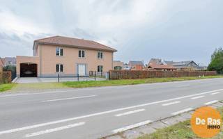 EERSTE BEZOEKDAG ZONDAG 21 DECEMBER VAN 10u TOT 14u (ENKEL OP AFSPRAAK!)<br /><br />Wetteren – Deze zeer verzorgde open bebouwing ligt op wandelafstand van het centrum en biedt een uitzonderlijke combinatie van ruimte, comfort en een centrale ligging. De woning beschikt over een royale bewoonbare oppervlakte, ideaal voor wie op zoek is naar een comfortabele en energiezuinige thuis.<br /><br />Op het gelijkvloers bevinden zich een aparte inkomhal met gastentoilet en vestiaire, een bureel dat ook als slaapkamer kan dienen, een eerste badkamer, een ruime en lichtrijke woonkamer die naadloos aansluit op de grote en volledig geïnstalleerde keuken, een bergruimte en een praktische bergkelder. De eerste verdieping omvat vier slaapkamers, een dressing, een verzorgde tweede badkamer en een technische ruimte. Daarnaast is er nog een ruime stapelzolder aanwezig.<br /><br />De woning is uitgerust met moderne technieken zoals vloerverwarming (d.m.v. warmtepomp), buffervat, zonnecollectoren, zonneboiler, domotica, ventilatiesysteem D+ en driedubbele beglazing. Dit alles zorgt voor een hoog wooncomfort en een energiezuinige leefomgeving.<br /><br />Buiten geniet je van een volledig omheinde tuin met een ruim terras, een dubbele garage en extra parkeergelegenheid aan de voorzijde. Scholen, winkels, openbaar vervoer, het station, invalswegen en de E40 bevinden zich in de onmiddellijke nabijheid.<br /><br />Kortom, deze woning vormt een unieke kans voor wie zorgeloos en centraal wil wonen in een kwalitatieve en instapklare omgeving.<br /><br />Voor meer info of bezoek: 053/60.65.60.<br /><br />De vermelde prijs is een richtprijs. Na ontvangst van de biedingen beslist de verkoper of hij/zij verkoopt aan het beste bod. De richtprijs is niet bindend.