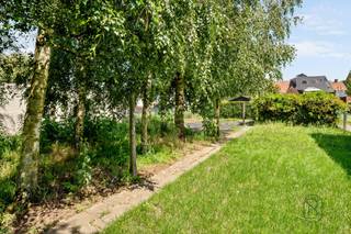 Te koop: goedgelegen woning met grote zongerichte tuin en ruime garage op een perceel van 842m²!<br /><br />Deze zeer degelijke en goed onderhouden woning is ideaal gelegen op fietsafstand van het centrum (winkels, scholen, ziekenhuis en stadsdiensten) met een vlotte verbinding naar de autosnelweg. Achteraan beschikt het pand over een ruime garage en parkeerplaats, makkelijk bereikbaar via een achterliggende weg.<br /><br />Indeling:<br />Op het gelijkvloers bevinden zich de inkomhal, ruime leefruimte, keuken, apart toilet, badkamer en kelder met gewelven. De eerste verdieping omvat de nachthal en 3 slaapkamers. Daarnaast is er een ruime zolder aanwezig. <br />In de grote, volledig omheinde en zongerichte tuin staan ook nog een tuinhuis en tuinberging. <br /><br />Troeven:<br />- vlakbij centrum Waregem en belangrijke invalswegen<br />- groot stuk grond<br />- uitweg langsachter<br />- veel potentieel<br /><br />Voor wie is dit ideaal?<br />Ideaal voor gezinnen of handige kopers die op zoek zijn naar een stevige woning met veel ruimte, een uitzonderlijk groot perceel en een praktische bereikbaarheid, met alle voorzieningen in de buurt.<br /><br />Te koop via Immo Beguin, jouw vastgoedexpert sinds 2009, met kantoren in Ronse, Waregem, Kortrijk, Deinze, Doornik en Lessines.<br />Bezoek na afspraak via: charlotte@immobeguin.be