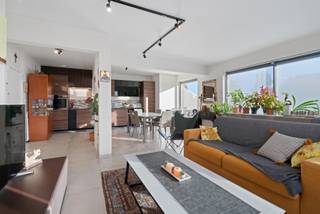 <p><strong>Te koop: halfopen appartement in het centrum van Evere, nabij NAVO, openbaar vervoer en invalswegen</strong><br /><br />Dit appartement biedt een praktische indeling en een gunstige ligging voor wie dicht bij alle voorzieningen wil wonen. Met drie slaapkamers is het ideaal voor een gezin of wie extra ruimte zoekt voor een bureau of hobbykamer. De residentiële buurt combineert een vlotte bereikbaarheid dankzij de nabijheid van het treinstation en belangrijke verbindingswegen. Het pand ligt op wandelafstand van groen, waardoor u ook buiten kunt genieten. Bovendien beschikt het appartement over een garage en kelder voor extra comfort en opslagruimte.<br /><br /><u><strong>Indeling:</strong></u><br />• Woonkamer met grote ramen en veel natuurlijk licht<br />• Functionele keuken met plaats voor eethoek<br />• Drie slaapkamers, geschikt voor gezin of thuiswerk<br />• Badkamer en douchekamer<br />• Garage<br />• Kelder<br /><br /><u><strong>Troeven:</strong></u><br />• Centrale ligging nabij NAVO, openbaar vervoer en treinstation<br />• Drie volwaardige slaapkamers<br />• Residentiële buurt met vlotte toegang tot invalswegen<br />• Garage en kelder inbegrepen<br />• Het kan eenvoudig opnieuw worden opgedeeld in twee appartementen.<br /><br />Meer informatie of een bezoek met Thomas Rummens? Contacteer ons via +3223351115<br />JOUW DROOMAPPARTEMENT. ZO GEVONDEN!</p>