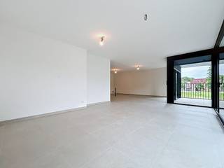 <p><span>Nieuwbouwappartement met twee slaapkamers in residentie Kasteelvijver te Langemark.</span></p><p><span> </span></p><p><span>Dit appartement bevindt zich op de </span><span>eerste verdieping</span><span> en beschikt over een </span><span>bewoonbaar oppervlakte</span><span> van </span><span>123m² </span><span>met </span><span>twee terrassen</span><span> van </span><span>14m²</span><span> en </span><span>6m².</span></p><p><span> </span></p><p><span>Indeling</span><span>:</span></p><p><span>Ruime </span><span>inkomhal/nachthal</span><span>, </span><span>open keuken</span><span> met </span><span>leefruimte</span><span> die directe toegang biedt tot het groot </span><span>terras.</span><span> Keuken is hier nog vrij te kiezen bij de reeds bepaalde keukenbouwer met een voorziene handelswaarde.</span></p><p><span>Verder is nog een </span><span>berging/wasplaats,</span><span> </span><span>gastentoilet</span><span>, </span><span>badkamer</span><span> met inloopdouche en dubbele lavabo, </span><span>twee volwaardige slaapkamers</span><span> die beiden toegang bieden tot het </span><span>tweede terras.</span></p><p><span> </span></p><p><span>Er is tevens een </span><span>kelderberging</span><span> bij te kopen, alsook mogelijkheid tot aankopen van </span><span>ondergrondse staanplaats.</span></p><p><span> </span></p><p><span>De </span><span>warmwaterproductie</span><span> en de </span><span>vloerverwarming</span><span> zal opgewekt worden door een bodem/water </span><span>warmtepomp met ingebouwde boiler.</span><span> De warmte wordt uit de grond gehaald via </span><span>geothermie.</span></p><p><span>Doorheen het appartement is er </span><span>ventilatiesysteem D </span><span>(mechanische toevoer en afvoer) voorzien.</span></p><p><span>Het appartement beschikt tevens over</span><span> zonnepanelen</span><span> (760Wp) wat het bovendien uiterst zuinig maakt!</span></p><p><span> </span></p><p><span> </span></p><p><span> </span></p><p><span> </span></p>
