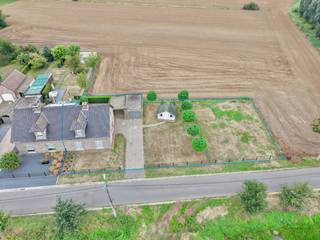 Een mooi perceel en een aangenaam groen uitzicht: deze halfopen bebouwing te Oosteeklo biedt heel wat potentieel voor wie op zoek is naar een woning die nog naar eigen smaak kan worden opgefrist!<br /><br />De woning beschikt over een totale perceeloppervlakte van maar liefst 951 m², waarvan 373 m² gelegen is in woongebied en 578 m² in agrarisch gebied. Dit zorgt voor een mooie buitenruimte, een gezellige zijtuin en een aangenaam open uitzicht.<br /><br />Binnen vinden we een gezellige leefruimte met houtvuur, een vernieuwde keuken en douchekamer op het gelijkvloers. Op de verdieping zijn er 3 ruime en volwaardige slaapkamers aanwezig en een oorspronkelijke badkamer.<br /><br />De woning is voorzien van dubbele beglazing, deels aangevuld met hoogrendementsbeglazing, en wordt verwarmd via een CV-ketel op mazout uit 2018. Mits de nodige opfrissingswerken kan deze eigendom uitgroeien tot een fijne gezinswoning op een bijzonder aangename locatie.<br /><br />Troeven:<br />- Halfopen bebouwing op 951 m² !<br />- Rustige ligging te Oosteeklo met mooi en groen uitzicht<br />- 3 ruime slaapkamers<br />- Vernieuwde keuken !<br />- Dubbele beglazing + deels HR-beglazing<br />- CV op mazout – ketel vernieuwd in 2018<br />- EPC-label C (Geen renovatieverplichting) !<br />- Gezellige zijtuin<br />- Aparte garage van ca. 3 x 6 m en afzonderlijk tuinhuis<br />- Mooie opportuniteit om verder naar eigen smaak op te frissen!<br /><br />Een woning met ruimte, een mooi perceel en heel wat potentieel te Oosteeklo!<br />Meer info of een bezoek? Bel WIJSvastgoed op +32 9 395 80 10 !