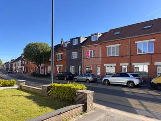 <br />Deze woning is gelegen in de Morekstraat nabij het centrum van Gent, de aansluiting met de verbindingswegen en scholen, winkels, openbaar vervoer, enz.<br />De woning werd enkele jaren geleden gerenoveerd en is bijgevolg ook energiezuinig (LABEL B)<br />Indeling:<br />GV: inkomhal met apart gastentoilet, open keuken met aanhorigheden, woonkamer, eetplaats, , stadstuin.<br />1eV: 1e ruime slaapkamer, badkamer met bad , en dubbele wastafel toilet en aparte douchekamer.<br />2eV: 2 slaapkamers.<br /><br />Voor meer info of bezoek: contacteer CENTER OFFICE: 09 279 11 22 of info@centeroffice.be<br /><br />EPC:  152 kWh/m²/jaar.<br />Bruikbare vloeroppervlakte: 145 m2 (opgemeten volgens EPC)<br />Asbestattest:  de woning is VOLLEDIG ASBESTVRIJ.<br />Elektriciteit volledig conform met bijhorende schema's en plannen<br />Stedenbouwkundige inlichtingen: in aanvraag.