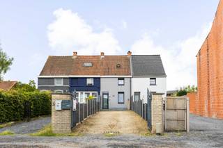 Deze charmante woning met lange oprit situeert zich aan de rand van de stad in een rustige en aangename buurt. De woning werd over de jaren zeer goed onderhouden en is daarom ook onmiddellijk instapklaar.  <br /><br />Indeling gelijkvloers: lichtrijke open leefruimte met living en eetplaats. Achteraan open keuken met eethoek en extra berging/wasplaats. Badkamer met toilet, lavabo en bad/douche. <br /><br />De eerste verdieping heeft 2 ruime slaapkamers (één vooraan en één achteraan). De haast afgewerkte zolder biedt een mooie derde grote slaapkamer. <br /><br />Buiten is het aangenaam vertoeven op het zuid gerichte terras. De tuin is volledig ingesloten en perfect voor dierenliefhebbers en zeer veilig voor de kinderen te spelen. Toffe buurt op 5 min rijden van het centrum van Ronse. <br /><br />Voor een bezoek of meer info, contacteer Fabienne op het nr 0475/34.00.40<br />We helpen u graag verder met jullie zoektocht naar een nieuwe thuis.<br /><br /> 