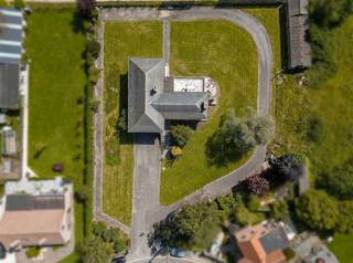 Welkom in deze karaktervolle en te renoveren woning gelegen in Opwijk! Dit is een unieke kans om eigenaar te worden van een indrukwekkend pand met meer dan vijfduizend vierkante meter grond, ideaal voor wie op zoek is naar ruimte in een landelijke omgeving.Deze karaktervolle woning beschikt over drie slaapkamers, perfect voor het hele gezin of voor vrienden. De badkamer biedt voldoende ruimte met zowel een hoekbad, als een douche. De woning beschikt over een grote leefruimte met grote ramen, waardoor er geen gebrek is aan licht. De volledig ingerichte keuken is voorzien van alle nodige apparatuur voor uw culinaire creaties. Een van de grootste troeven van dit pand is de tuin. Volledig omring door hagen en bomen, geniet u van een volledige privacy. Het grote terras is de perfecte plaats om te kunnen genieten van rust, na een lange werkdag. De woning is volledig onderkelderd, perfect voor voor en vrij beroep, of voor opslag. Met de dubbele garage en de grote oprit, is er aan parkeerplek geen gebrek. Dit pand biedt ongetwijfeld veel mogelijkheden. De ruime gronden met veel groen en de perfecte ligging maakt dit een ideale keuze voor wie zoekt naar rust en ruimte. Maak van dit huis uw echte THUIS!