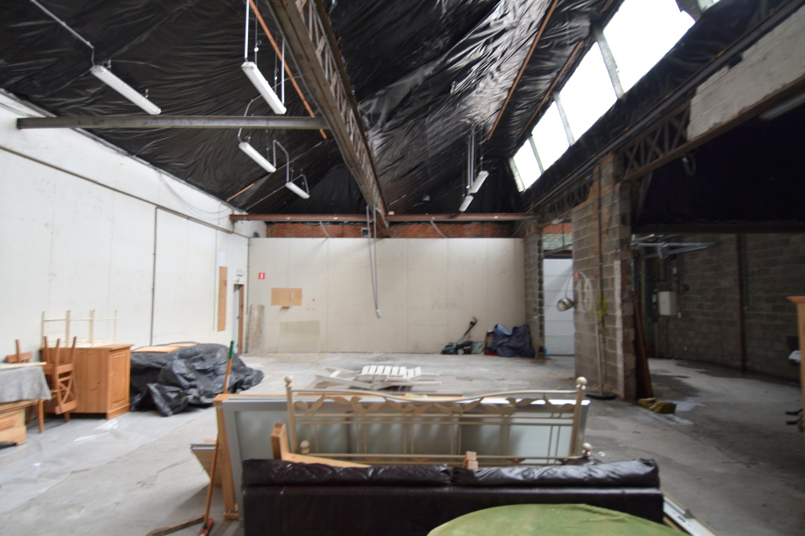 Te renoveren loods met burelen en toonzaal te Marke - foto 5