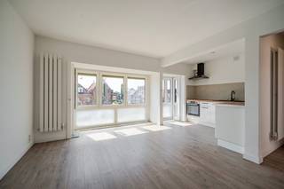 Dit instapklare appartement werd recent volledig vernieuwd en combineert een moderne afwerking met een praktische indeling.De leefruimte sluit...