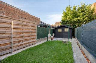 <p>Op zoek naar een betaalbare starterswoning of een interessante investering?<span> Dan is deze stadswoning met tuin en 2 slaapkamers zeker een bezoek waard!</span></p>
<p><span>Deze te renoveren woning - het dak werd reeds vernieuwd en geïsoleerd- geniet van een </span>uitstekende centrale ligging in het hartje van Geraardsbergen<span>, op wandelafstand van scholen, het bruisende handelscentrum, winkels en het station. Alle dagelijkse voorzieningen bevinden zich binnen handbereik.</span></p>
<p><span>De woning beschikt over een inkomhalletje, een aparte ruimte als bureau of berging aan de straatkant, een leefruimte met daarachter de keuken en badkamer en een mooi terrasje met tuin en tuinhuis. Er zijn<strong> </strong></span><span>tal van mogelijkheden om deze woning naar eigen smaak en wensen te renoveren en om te vormen tot een gezellige thuis.</span></p>
<p><span>Dankzij de bijzonder gunstige ligging en het renovatiepotentieel is dit pand </span>de ideale starterswoning of een mooie opportuniteit voor investeerders. Een woning met potentieel op een toplocatie dus!<span> Grijp deze kans en plan vandaag nog uw bezoek: 0468/12 68 62 - karin@albert.immo</span></p>