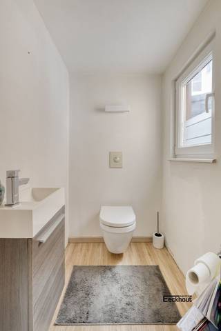 Deze woning in Bredene is een ideale plek voor wie op zoek is naar een comfortabele en gerenoveerde thuis met een gezellig stadkoertje.Men komt...