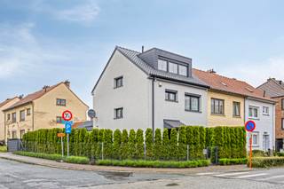 Immo Pické biedt u deze volledig gerenoveerde woning (2019) aan in Sint-Pieters-Leeuw, gelegen in de nabijheid van scholen, winkels, openbaar...