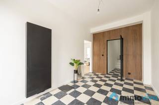 <p><span>Beschrijving</span></p><p><span>Deze mooie half-open bebouwing werd in 2025 volledig gestript en gerenoveerd. De woning beschikt over 3 ruime slaapkamers, badkamer, 2 toiletten en ruime droge kelder.</span></p><p><span> </span></p><p><span>Indeling</span></p><p><span>Gelijkvloers</span><span><br />We betreden de woning via de zeer ruime inkomhal waar er voldoende plaats is om schoenen en jassen weg te leggen. Nadien betreden we de leefruimte op visgraatparket, achteraan bevindt zich de nieuw geïnstalleerde keuken met toegang tot een mooie stadstuin. </span><span>Op heden is er parking voorzien met mogelijkheid tot laadpaal in de voortuinstrook.</span></p><p><span> </span></p><p><span>Verdieping 1</span></p><p><span>op de eerste verdieping vinden we 3 ruime slaapkamers op een laminaatvloer en een badkamer met inloopdouche, toilet en lavabomeubel.</span></p><p><span> </span></p><p><span>Kelder</span><span><br />De woning beschikt over een droge kelder waar tevens aansluiting voor wasmachine en droogkast zijn voorzien.</span></p><p><span> </span></p><p><span>Troeven</span></p><ul><li><span>Prachtig gerenoveerde woning</span></li><li><span>Elektriciteit conform</span></li><li><span>Mogelijkheid om extra verdieping te bouwen</span></li><li><span>EPC-score C (nieuwe zonnepanelen werden dit jaar geïnstalleerd)</span></li><li><span>Altijd parkeerplaats en reeds kabel voorzien om laadpaal te installeren</span></li><li><span>Aangename en onderhoudsvriendelijke stadstuin</span></li><li><span>Gelegen in de gegeerde Oosterveldwijk, een absolute toplocatie dus</span></li><li><span>Nabij verschillende parken en groenzones</span></li></ul><p><span>Interesse?</span></p><p><span>Zoekt u naar een gerenoveerde stadswoning op een absolute toplocatie? Twijfel niet langer en maak snel uw afspraak via <span>yannick@immovivo.be</span></span><span> of op 0471 67 44 49.</span></p><p><span> </span></p><p><span> </span></p><p><span> </span></p><p><span> </span></p><p><span> </span></p><p><span> </span></p>